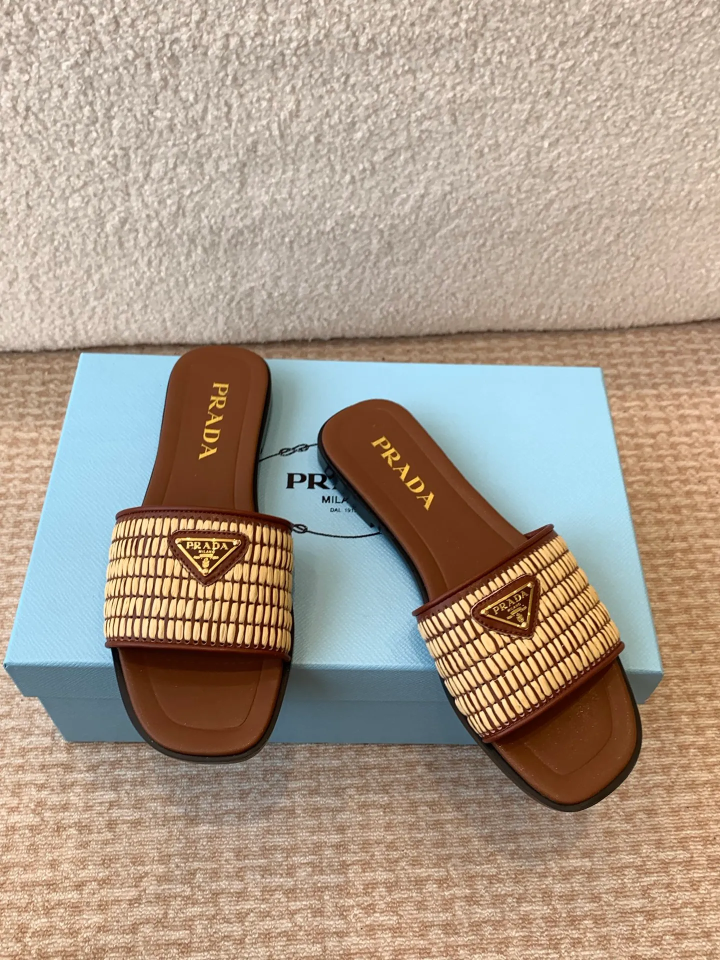 👟👟Ex-factory price 420👟👟 Prada 25ss new spring and summer Prada woven slippers Modern lines and original architectural volumes define these complex charms. The iconic geometric shape of the Prada triangle inspires the heel design, highlighting the taper and soft curves with a unique modern touch.  Upper: original woven upper, lining cowhide, outsole: Italian genuine leather outsole Size: #35-42 (40, 41, 42 customized, non-refundable)